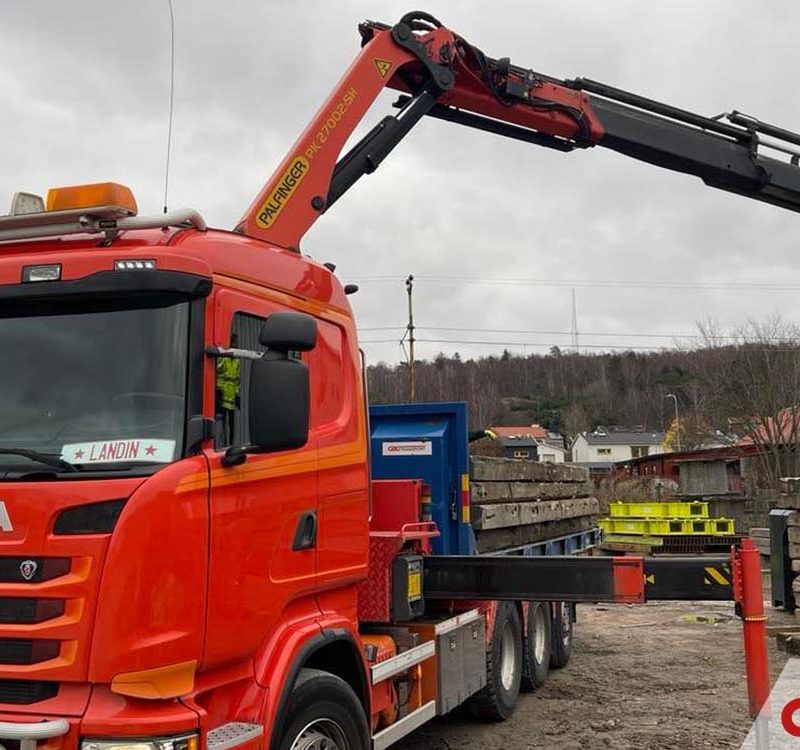 Transport 4-axlig kranbil med schakt/maskin -flak
