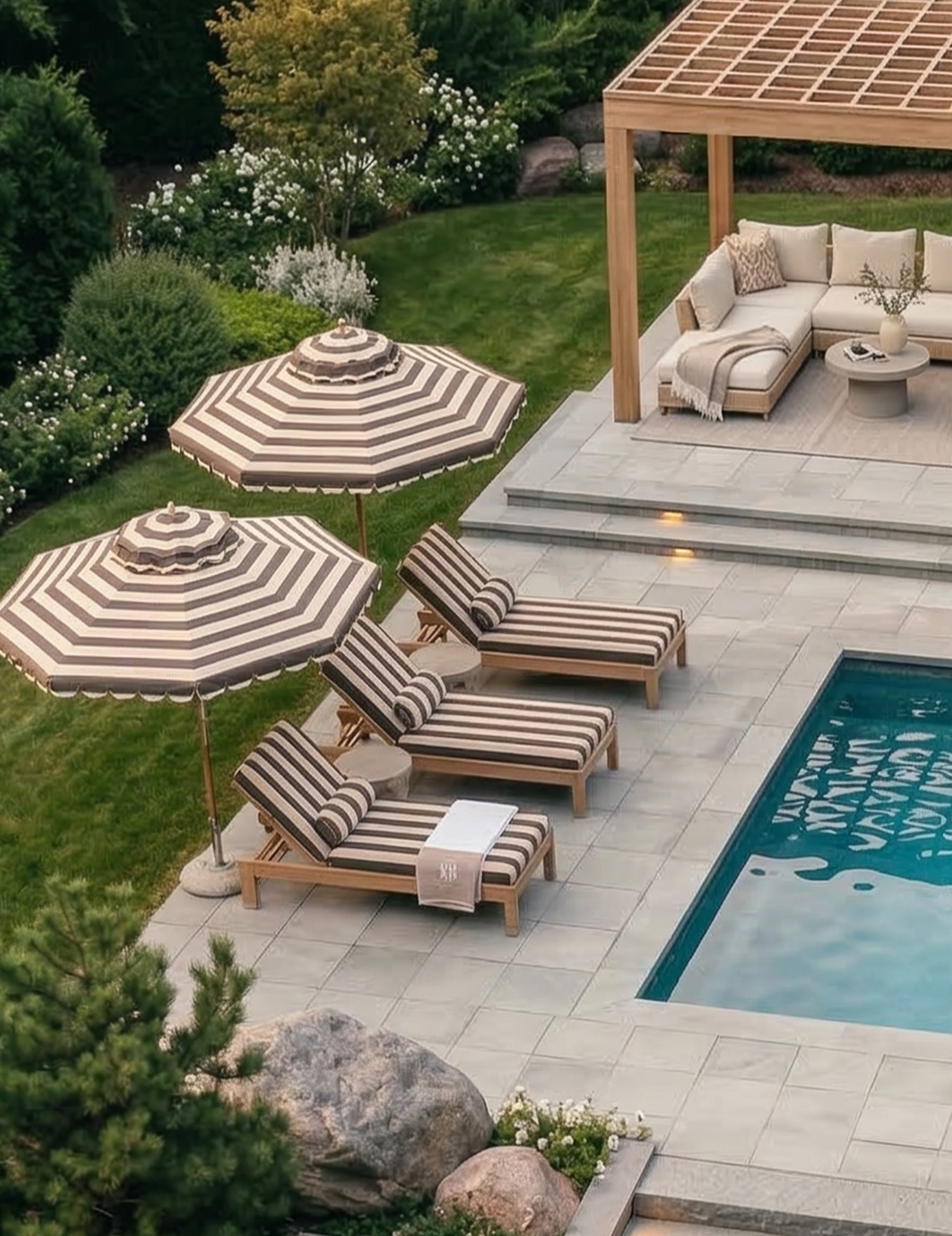 Pool område med soluppgång