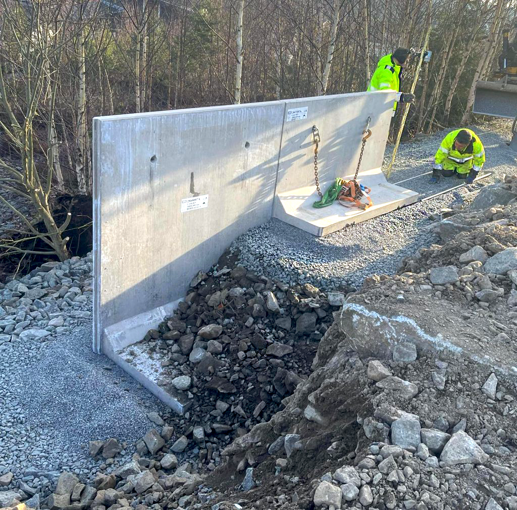 Anläggning av stora L-stöd för utplaning av tomt